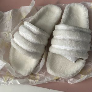 BNIB Adidas Adilette fur cozy fuzzy slides white sz. 8 men’s.